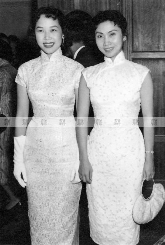 芳艷芬(左)與白雪仙在香港電台慈善義唱 1958年 